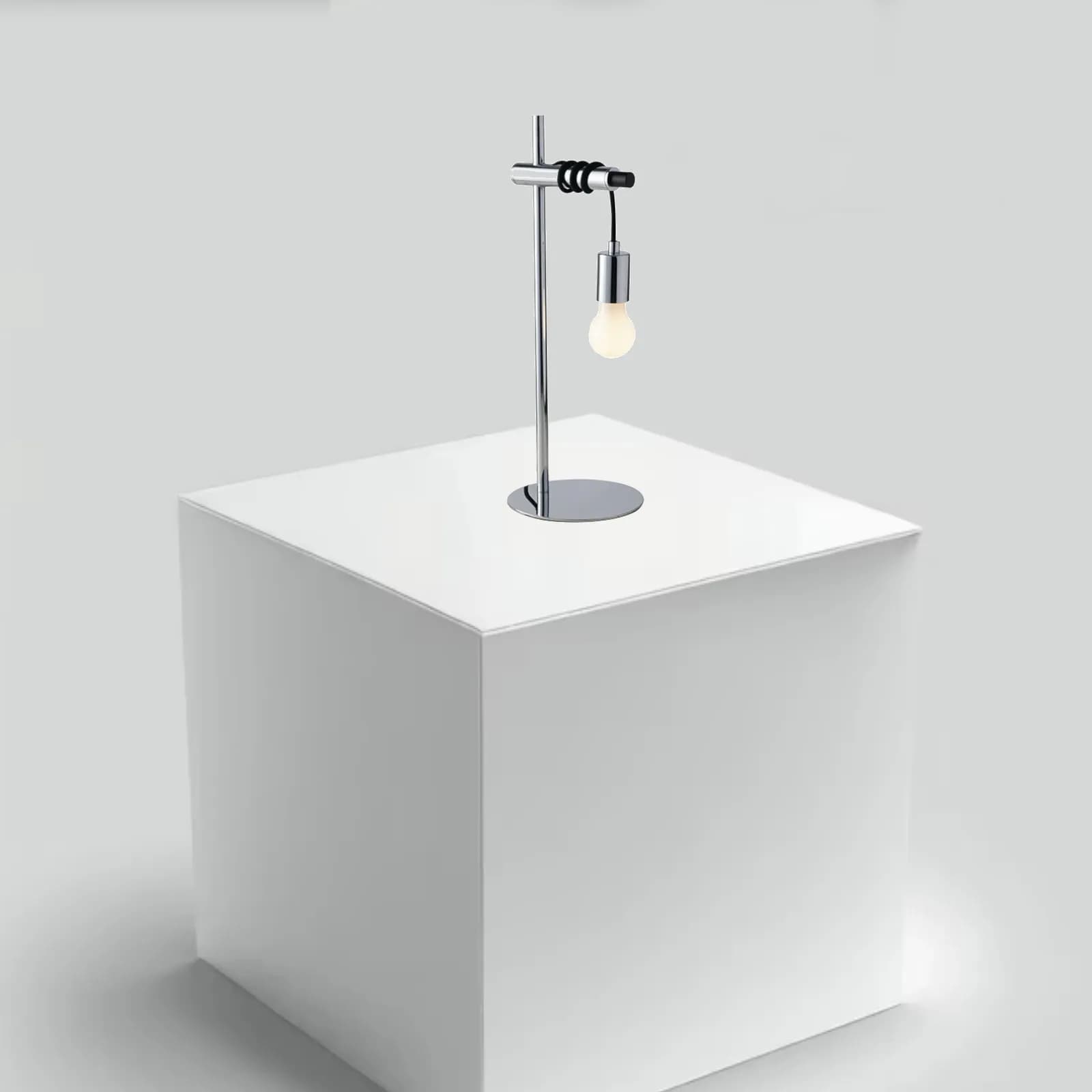 Lampada da tavolo 18x50 cm in metallo cromo e cavo in tessuto nero