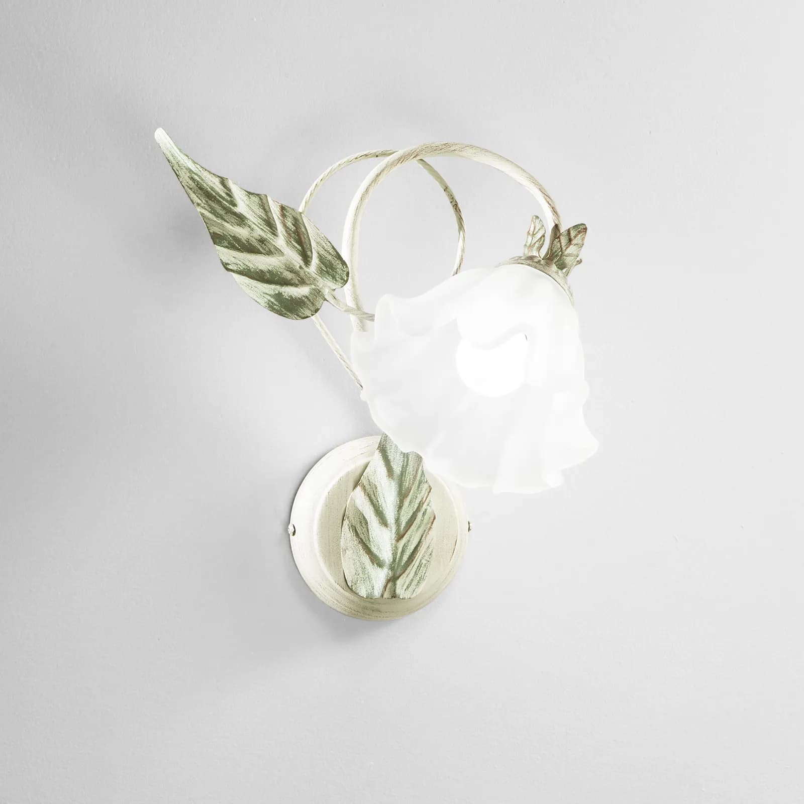 Applique 22,5x35 cm in metallo crema con decorazione foglie e diffusore in vetro