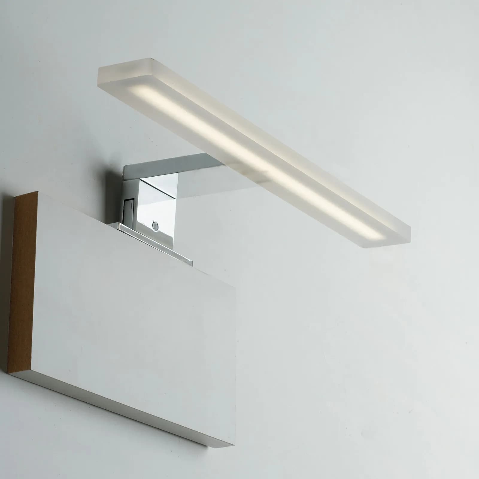 Applique led 30x4,8 cm in alluminio cromo