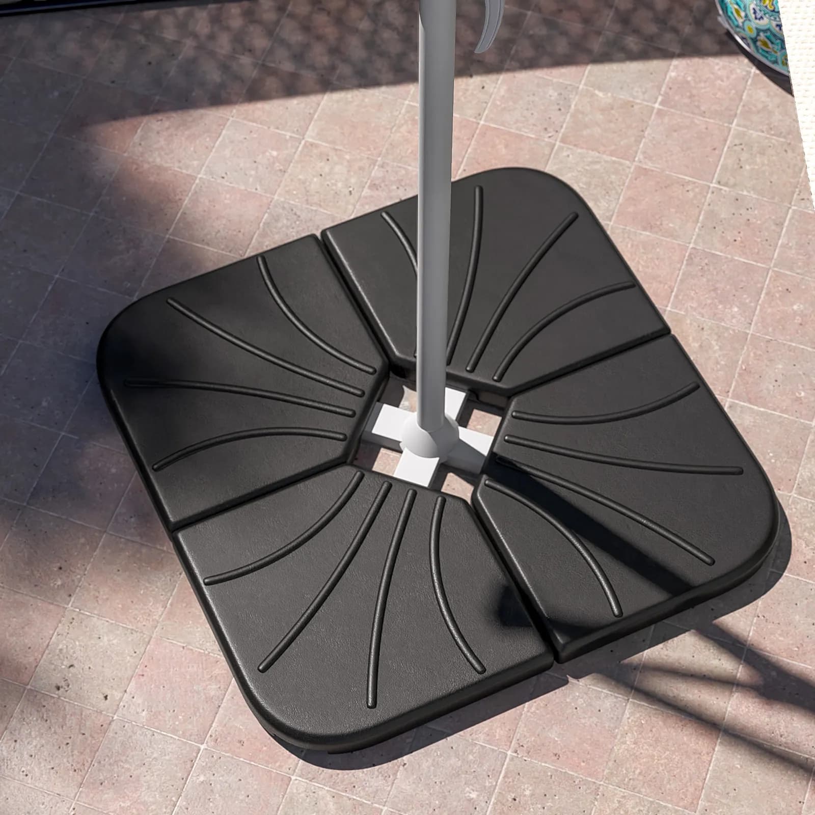 Base a spicchio 25 kg in cemento nero per ombrellone con palo laterale