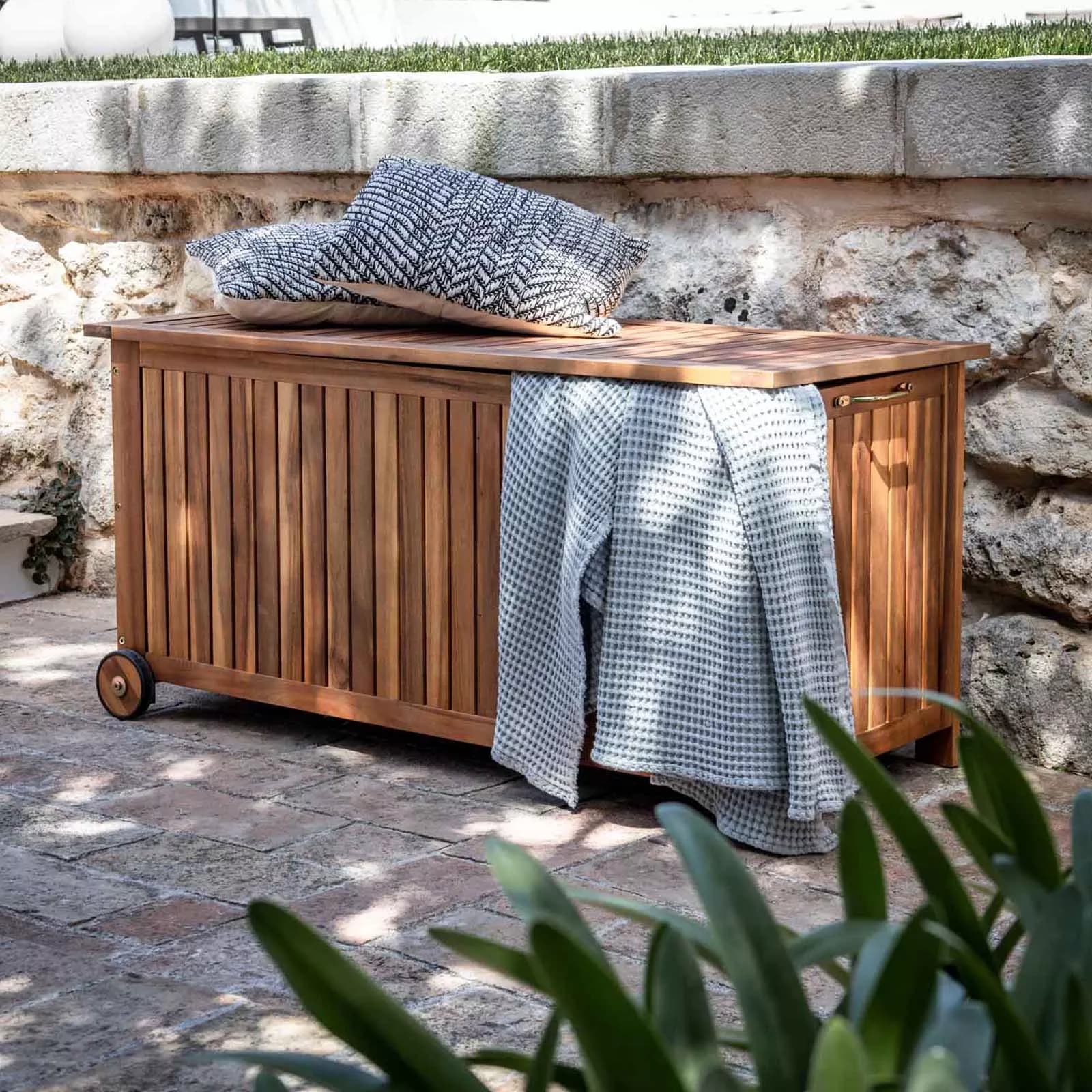 Baule contenitore in legno di acacia con ruote - Paja