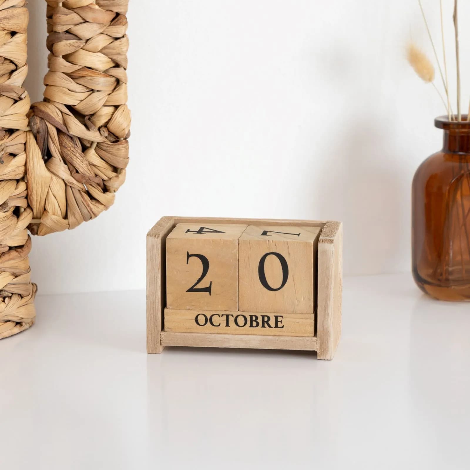 Calendario da tavolo 7x11h cm in legno di paulownia naturale