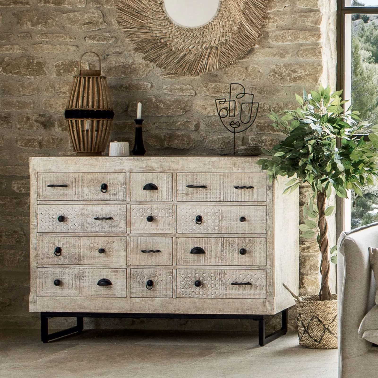 Cassettiera 127x95h cm in legno di mango bianco con 12 cassetti intagliati a mano - Osaka