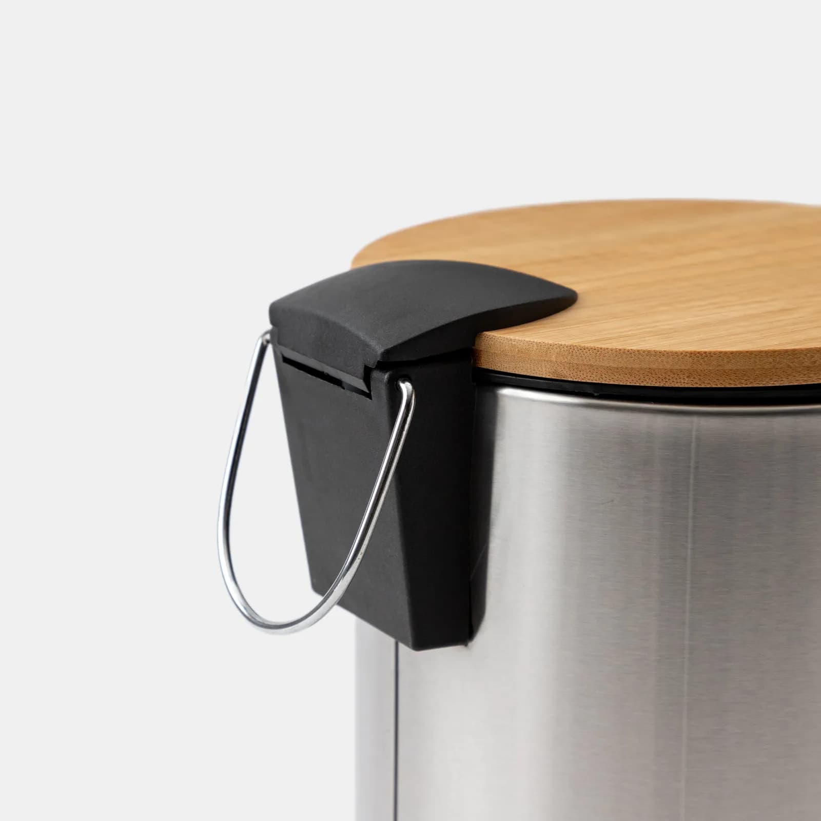 Cestino portarifiuti 3 litri in acciaio inox cromo con pedale e coperchio - Lovy