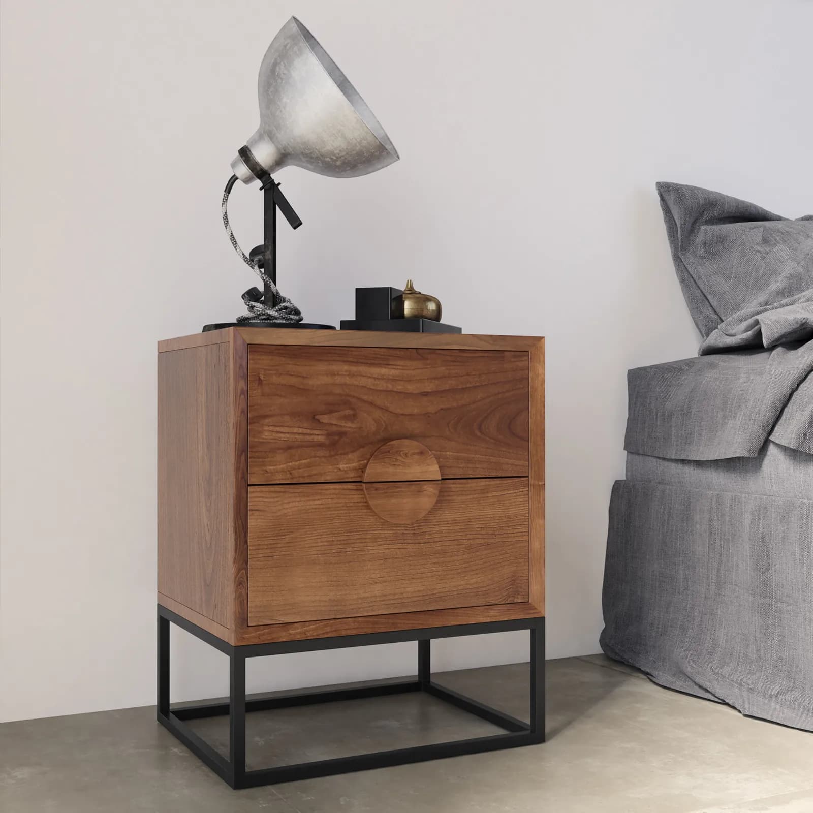 Comodino 44x55h cm in legno di acacia e metallo nero con cassetti - Freia Stone