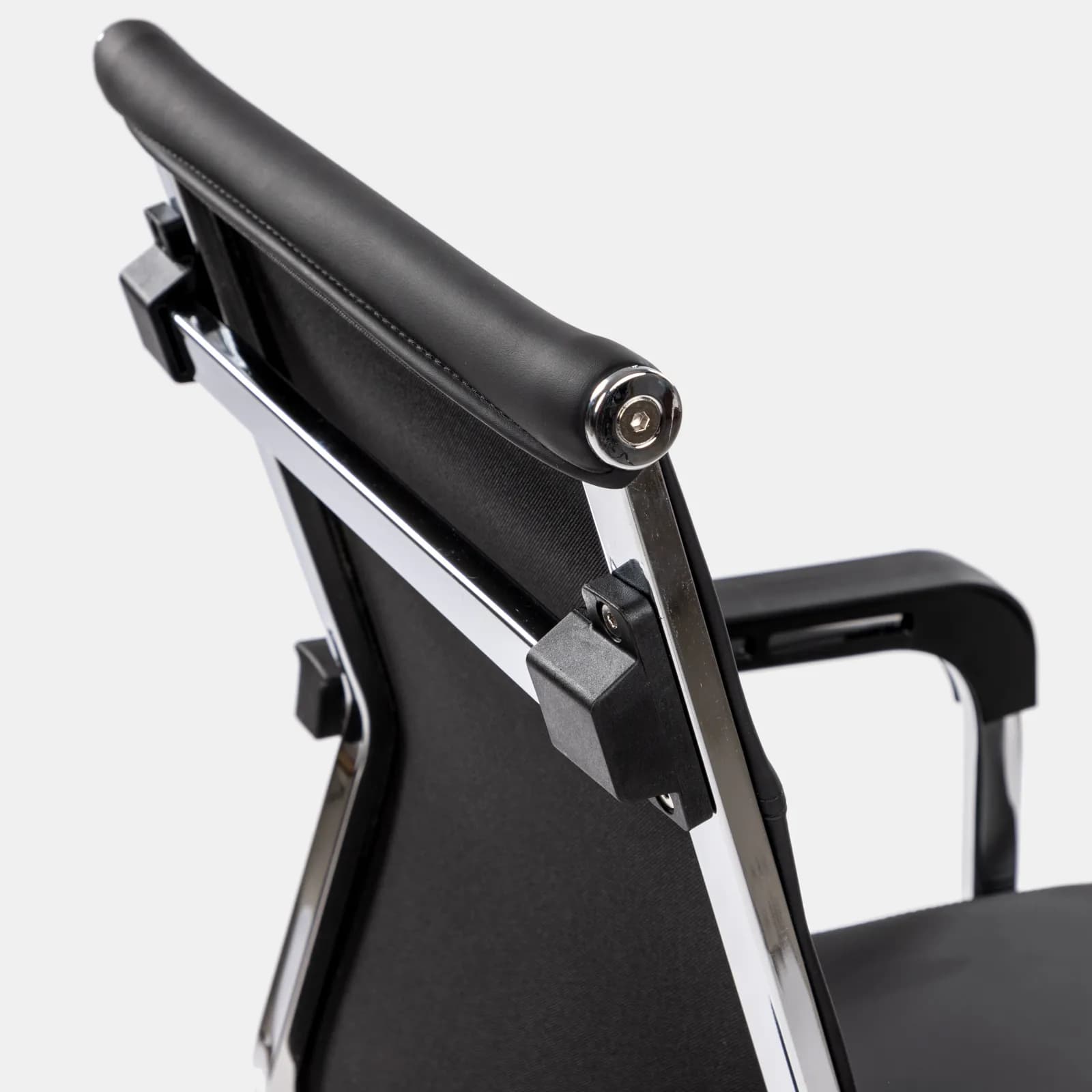 Set 2 poltrone da ufficio in similpelle nero con struttura a sbalzo cromo - Senior