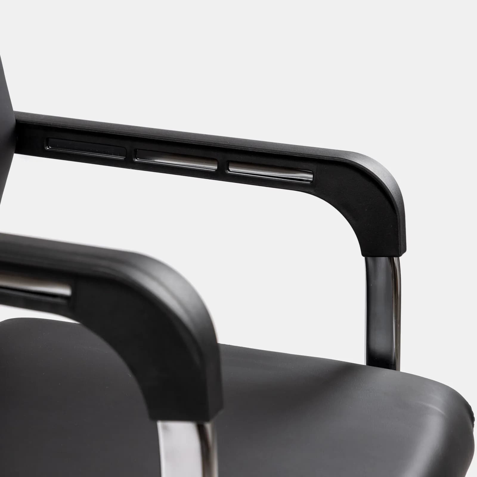 Set 2 poltrone da ufficio in similpelle nero con struttura a sbalzo cromo - Senior