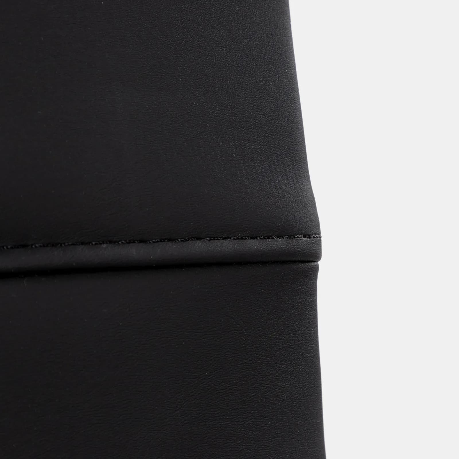 Set 2 poltrone da ufficio in similpelle nero con struttura a sbalzo cromo - Senior