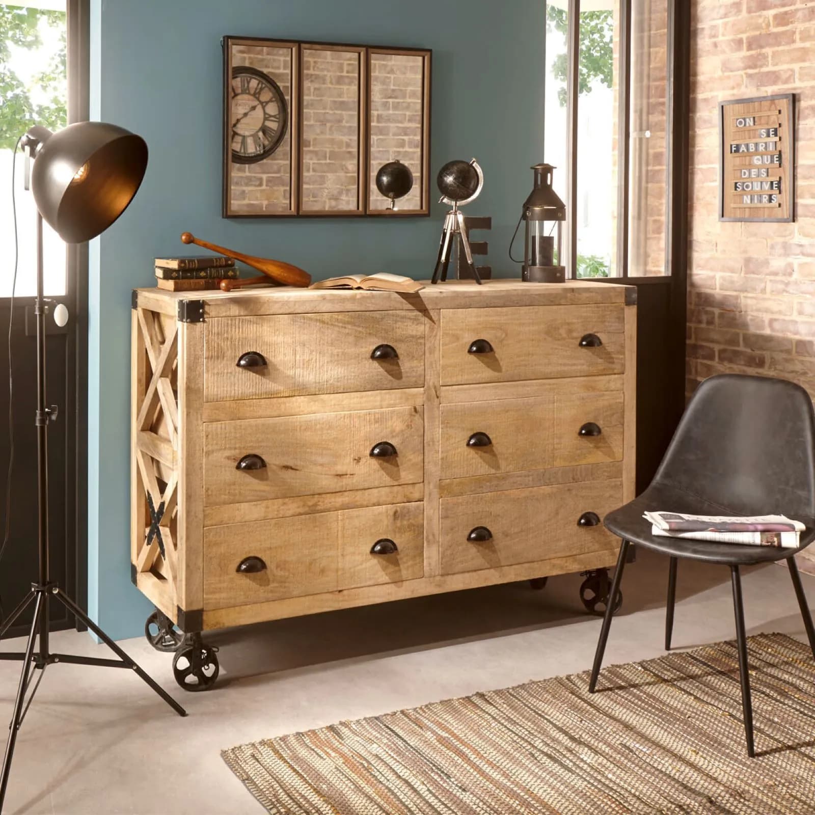 Credenza 150x105h cm in legno di mango e metallo con 6 cassetti e ruote - Tijuana