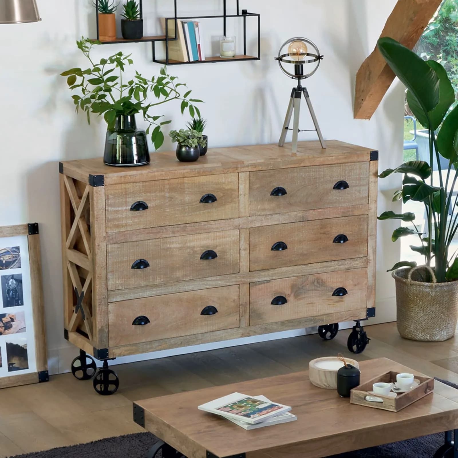 Credenza 150x105h cm in legno di mango e metallo con 6 cassetti e ruote - Tijuana