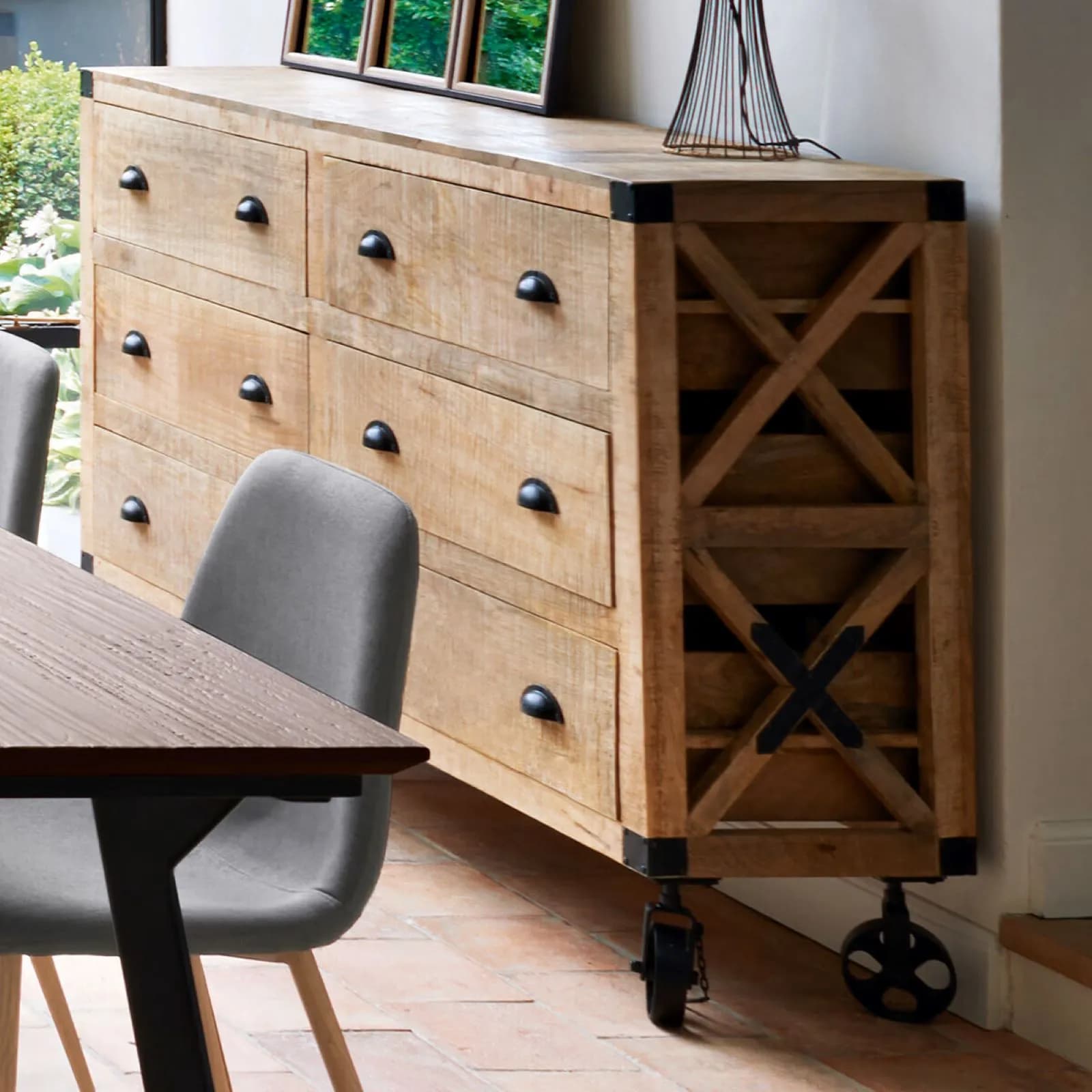 Credenza 150x105h cm in legno di mango e metallo con 6 cassetti e ruote - Tijuana