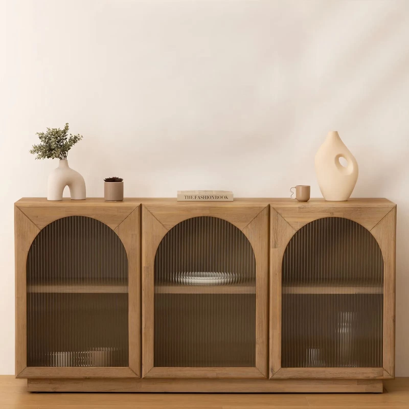Credenza 160x80h cm in legno di acacia naturale con 3 ante in vetro cannettato - Visby