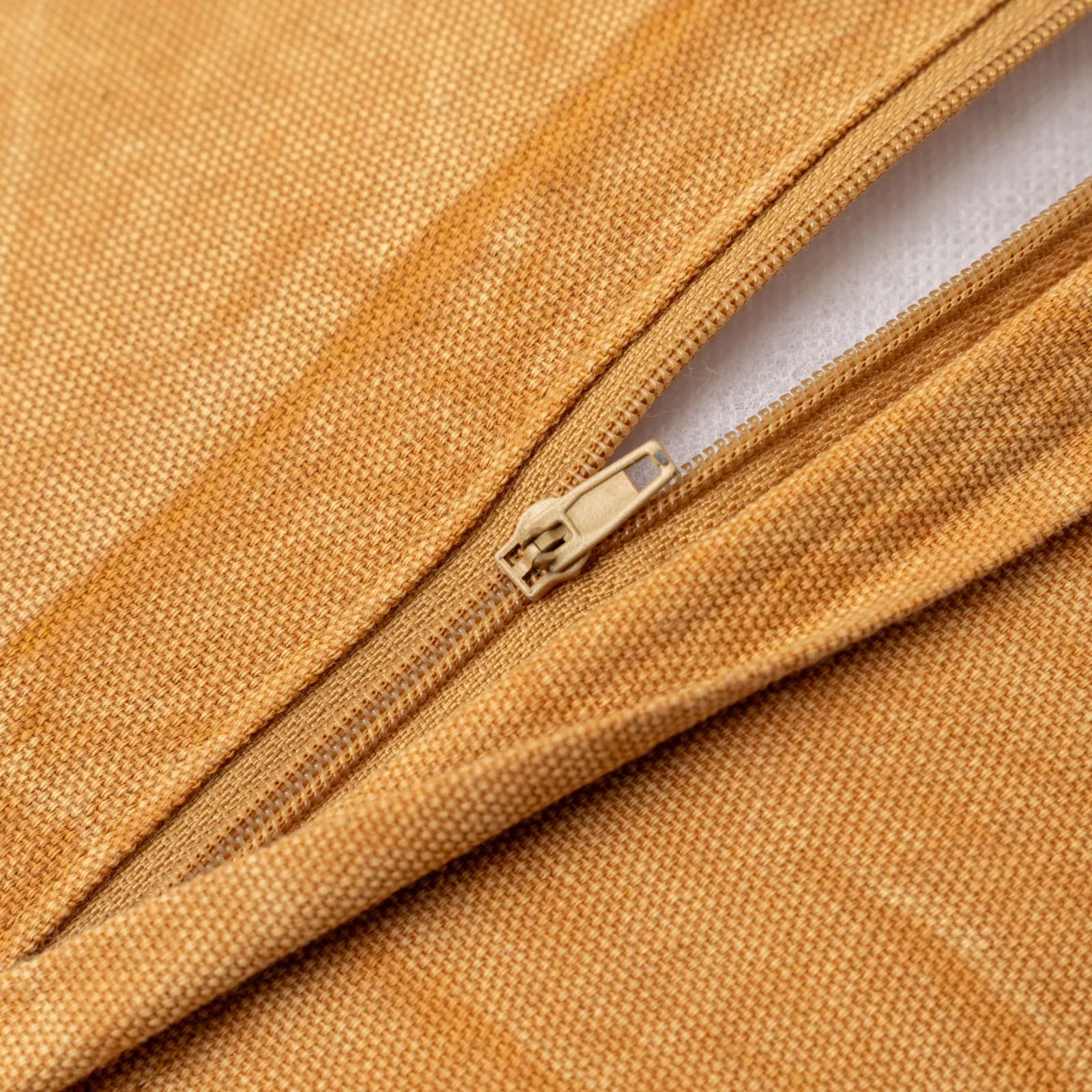 Cuscino sfoderabile 45x45 cm senape in velluto con decoro