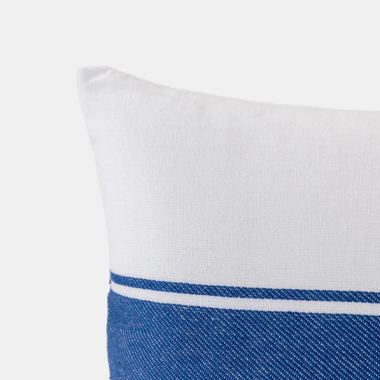 Cuscino sfoderabile 50x30 cm bianco in cotone con decoro blu effetto fouta