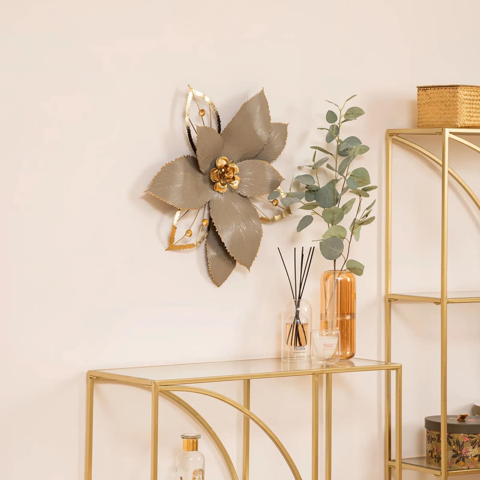 Decorazione da parete rotonda 56 cm a forma di fiore oro e tortora