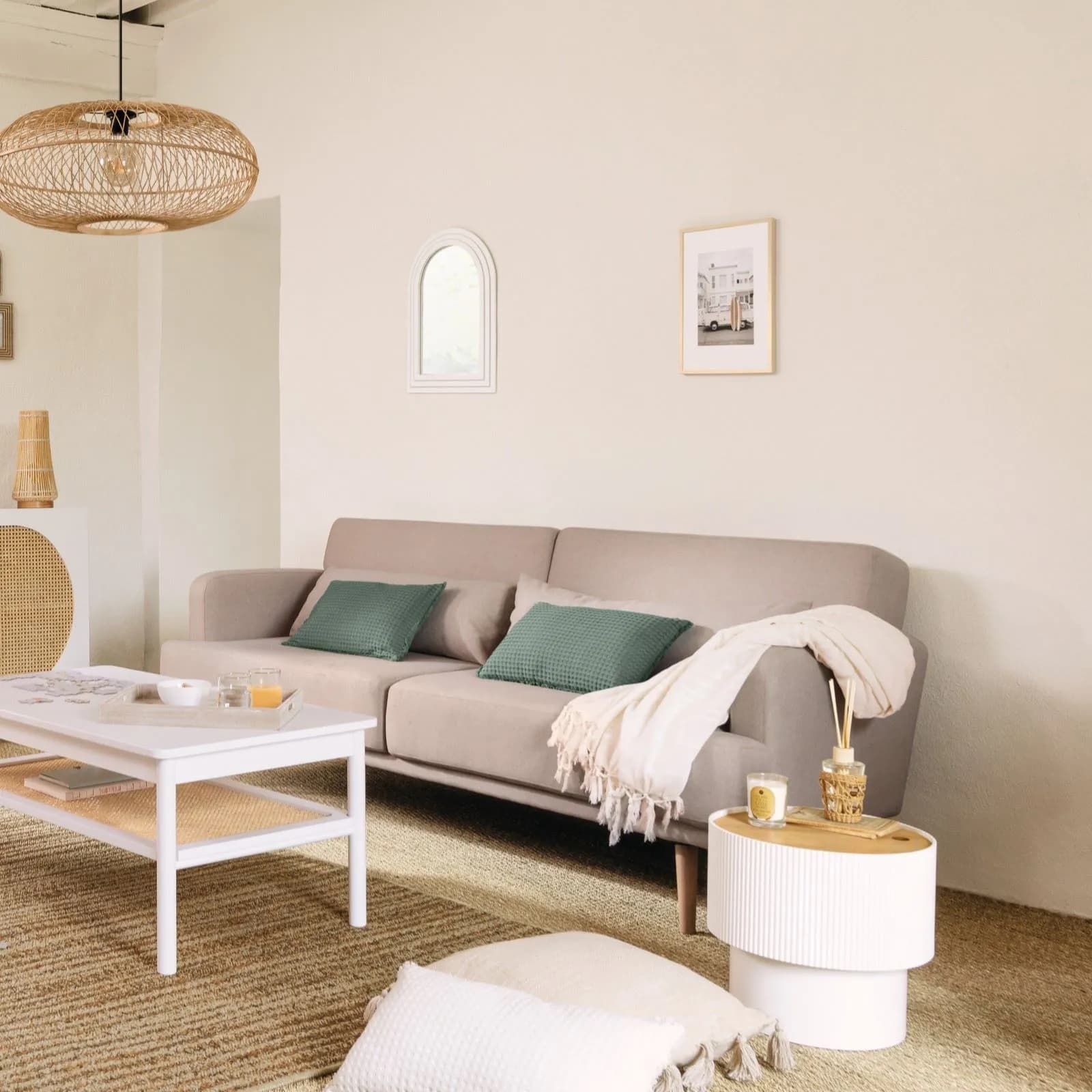 Divano letto 3 posti in tessuto beige con cuscini decorativi - Neill
