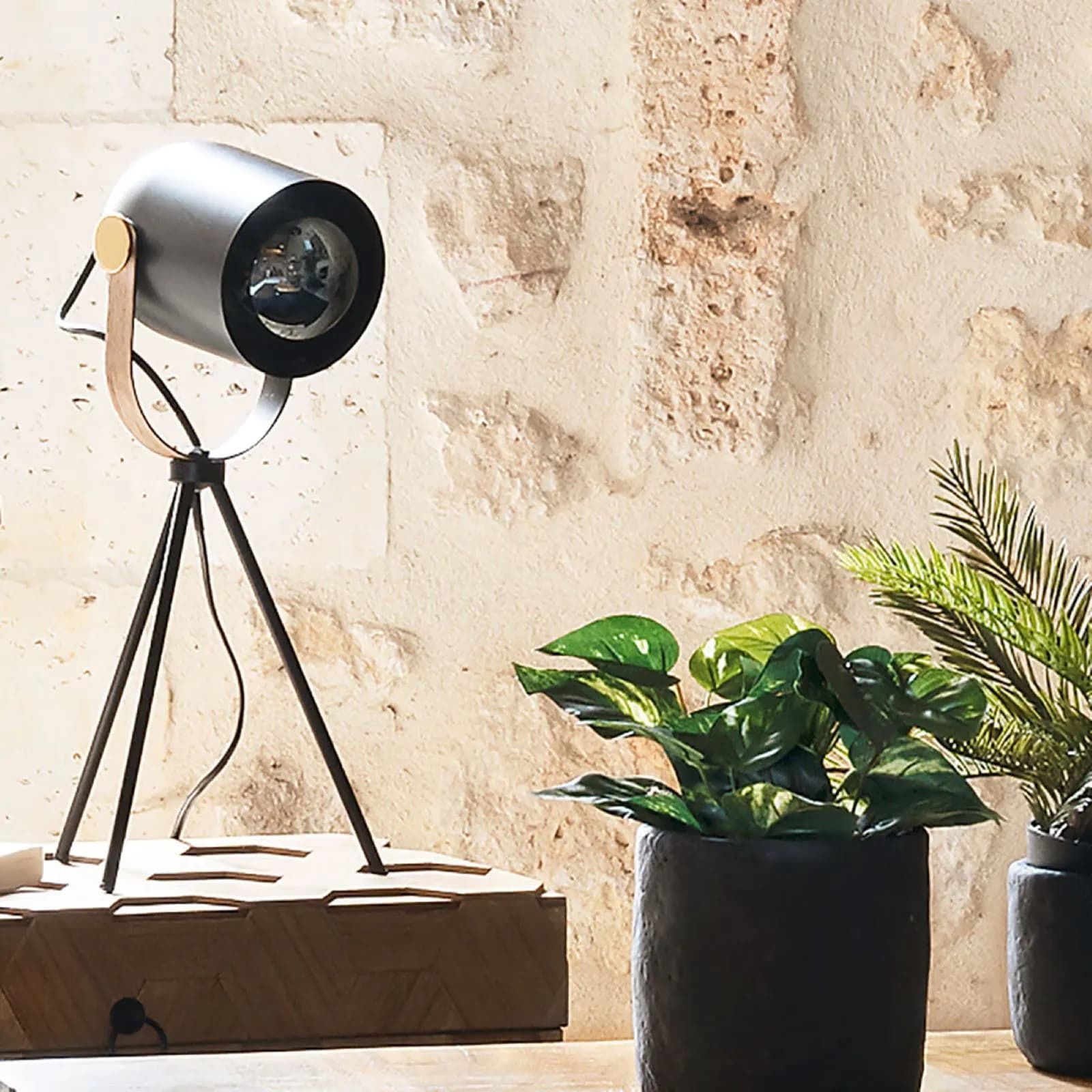 Lampada da tavolo 45h cm treppiede in metallo nero ed effetto legno