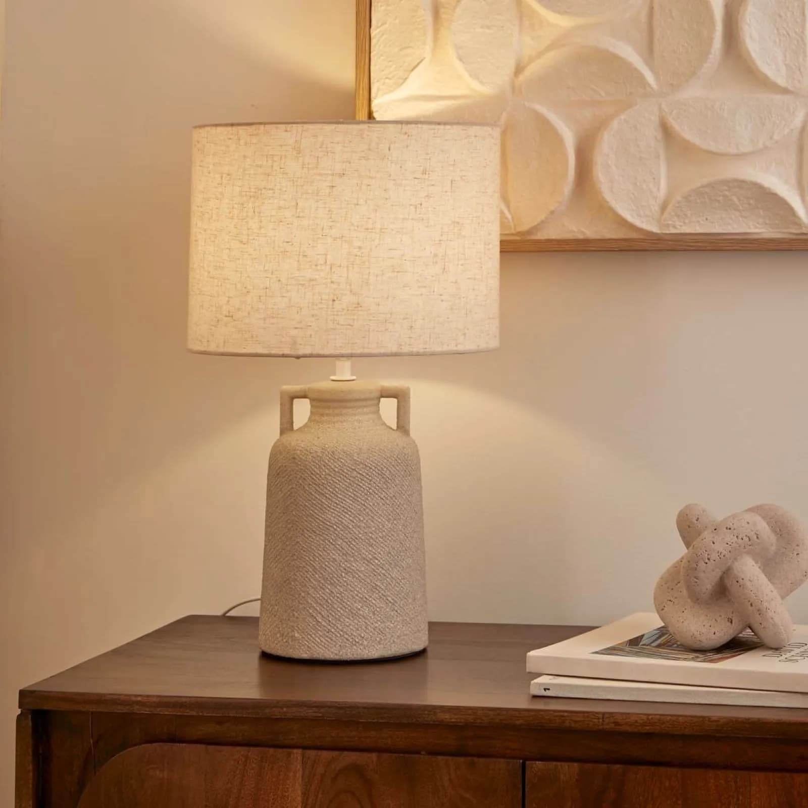 Lampada da tavolo 46h cm in ceramica effetto pietra beige