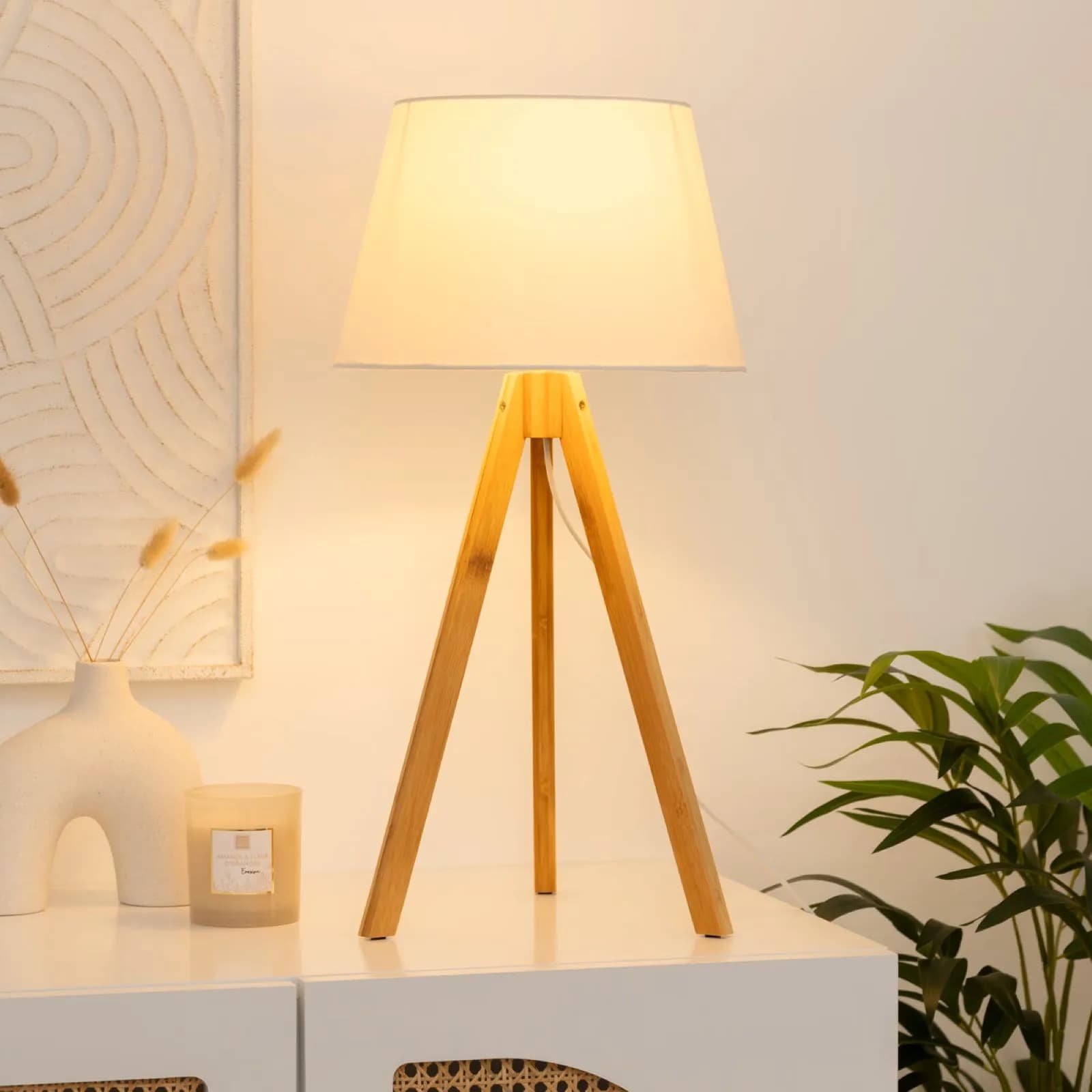 Lampada da tavolo 55h cm in bambù naturale e paralume bianco