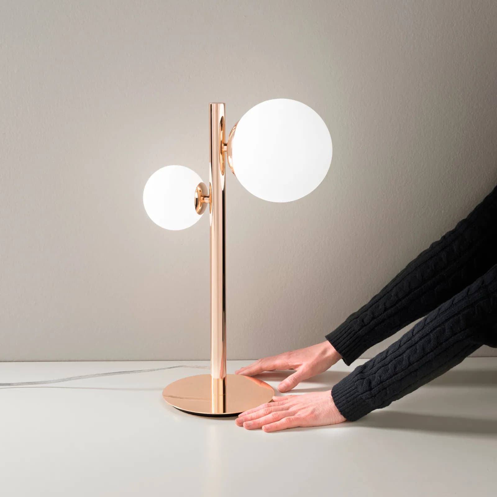 Lampada da tavolo per interno 31x47h cm oro rosa in vetro soffiato bianco