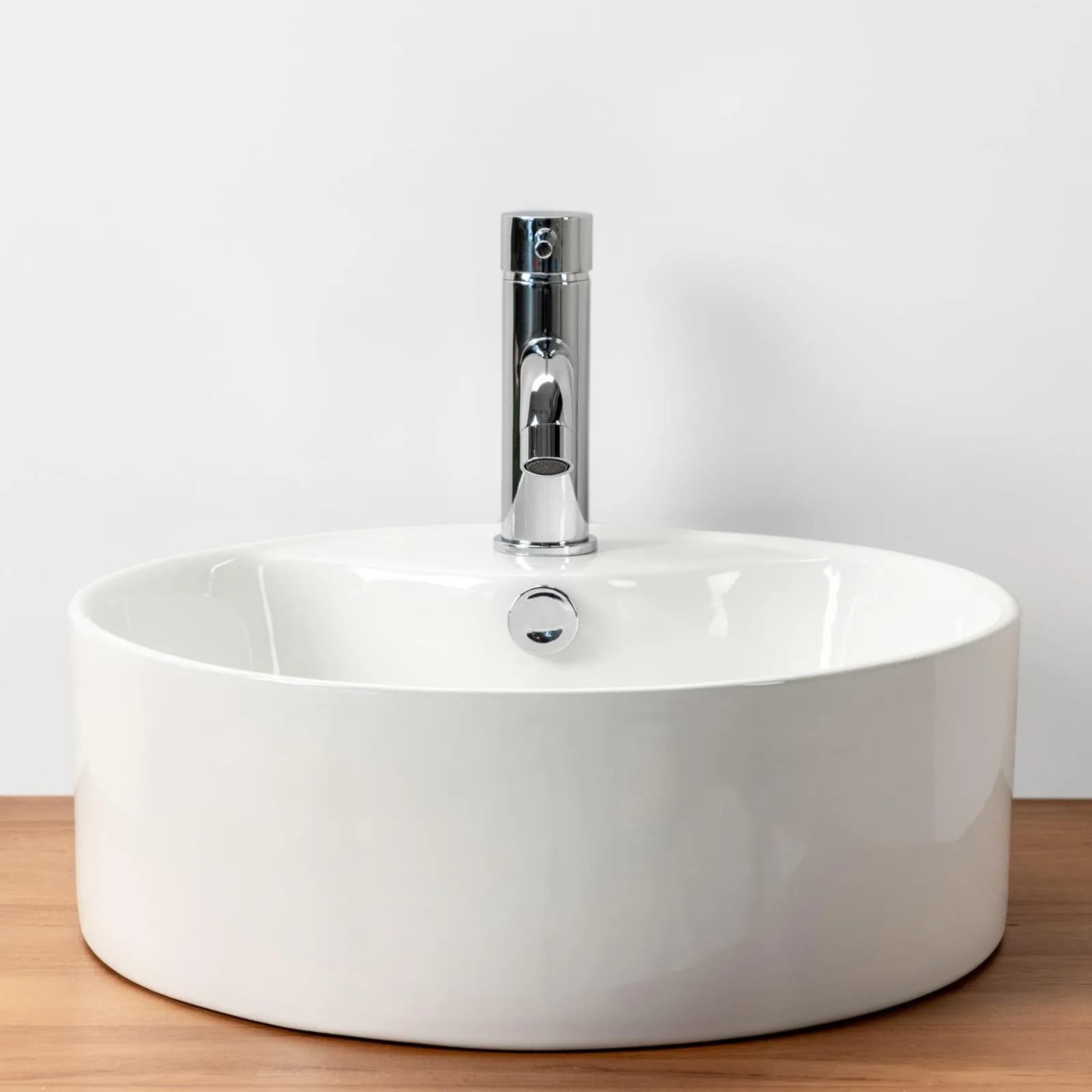 Lavabo bacinella d'appoggio bianco in ceramica con base miscelatore