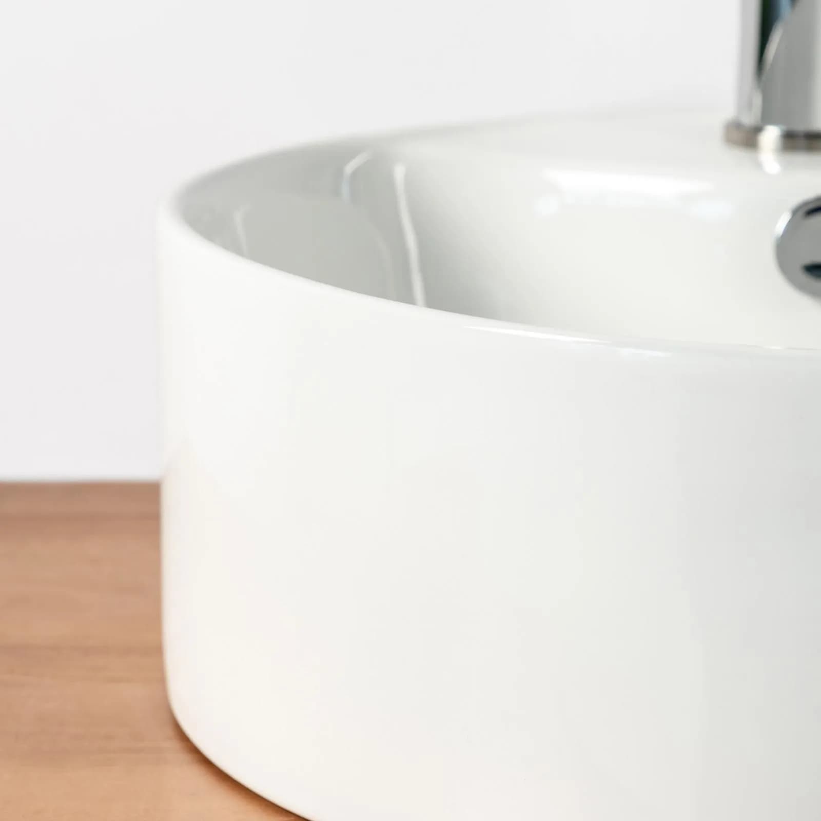 Lavabo bacinella d'appoggio bianco in ceramica con base miscelatore