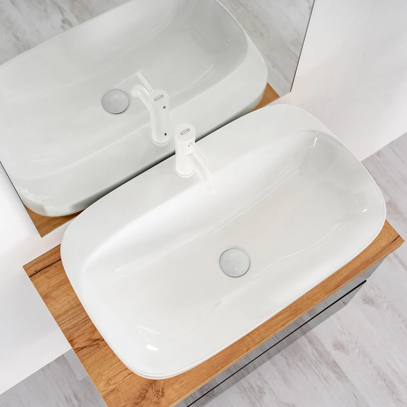 Lavabo in ceramica 70x42 cm da appoggio o incasso bianco lucido
