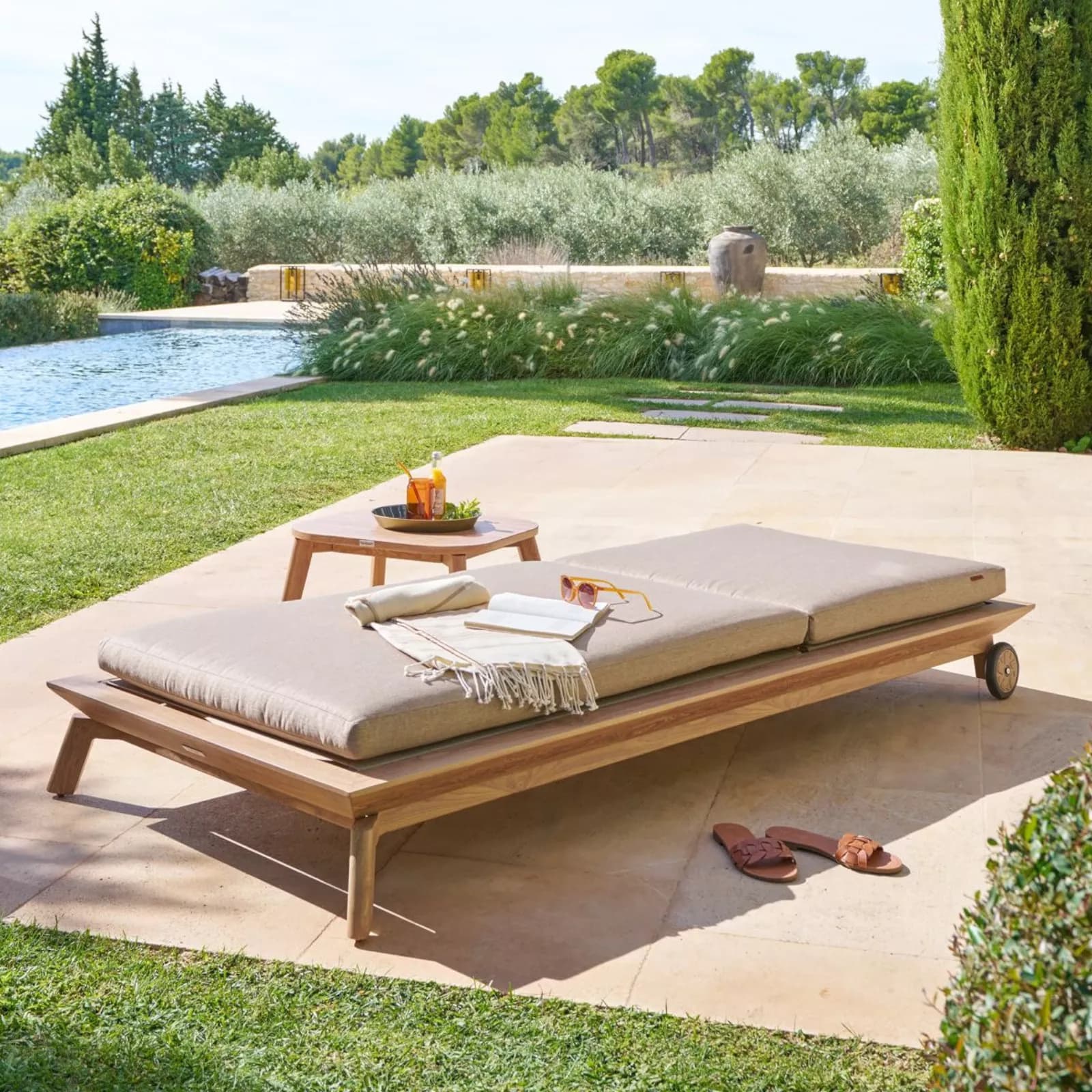 Lettino prendisole reclinabile con ruote in alluminio effetto legno con cuscino tortora - Esotik