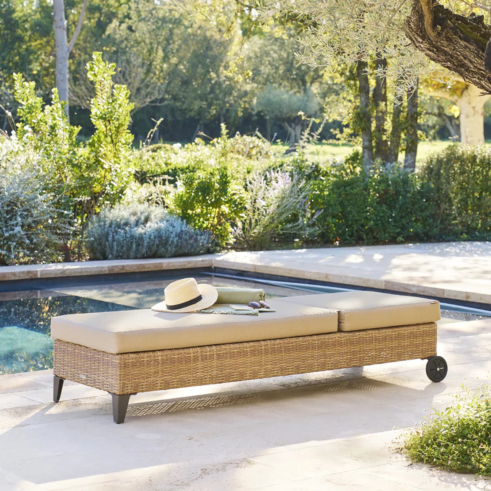 Lettino prendisole reclinabile con ruote in polyrattan naturale e cuscino beige - Hierro