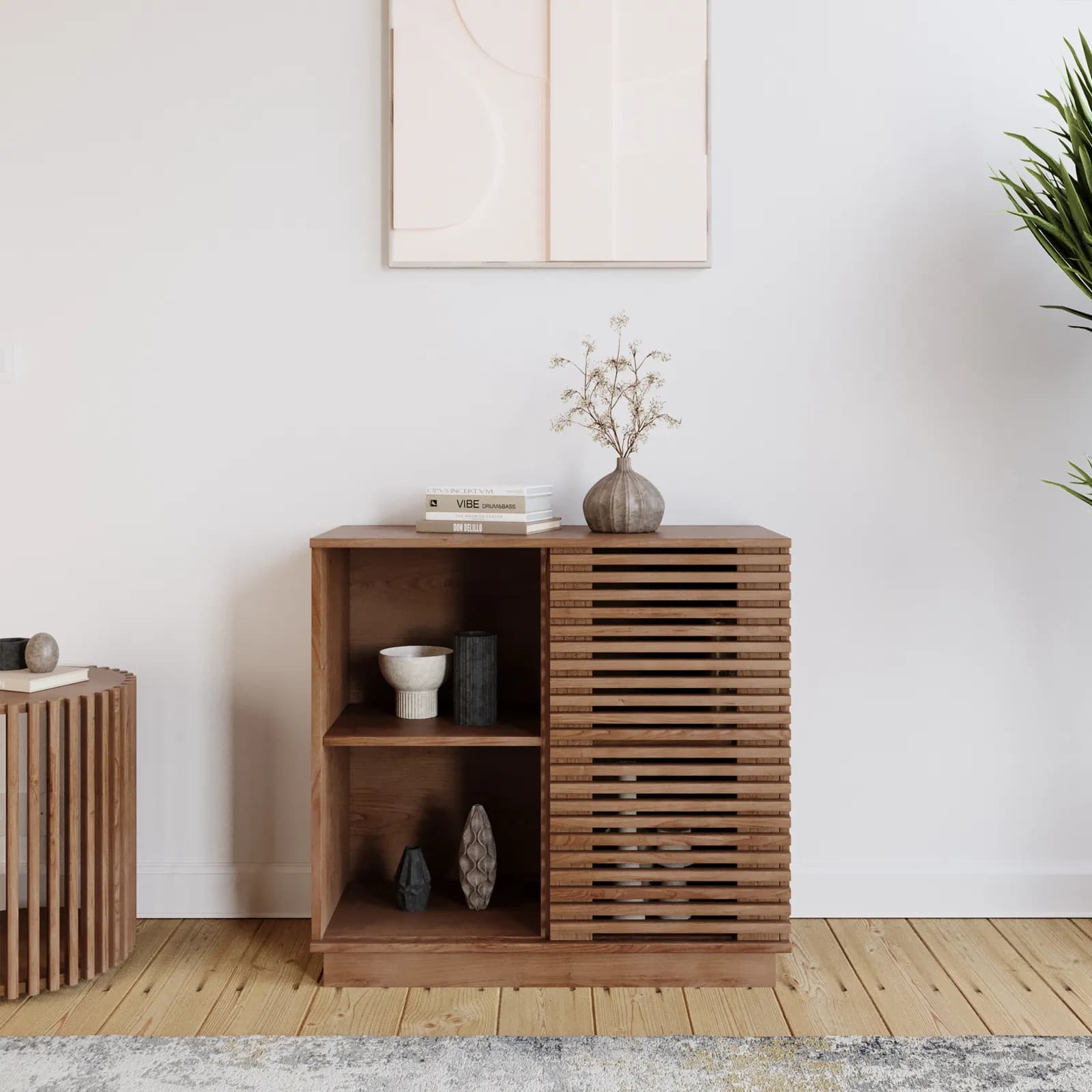 Credenza 85x80 cm in legno di acacia cannettato con anta e vani a giorno- Karan