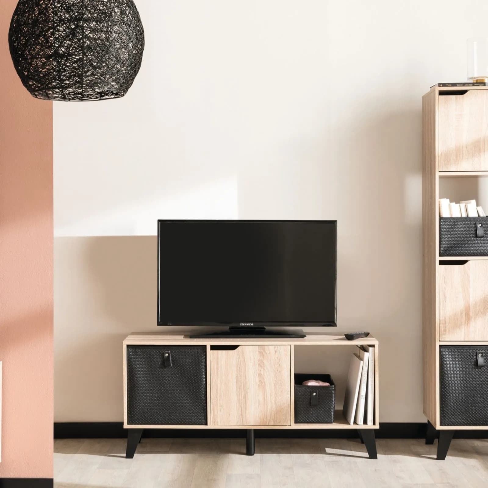 Mobile porta tv 101x47h cm in legno effetto rovere naturale con 1 anta e gambe nero - Bouderie