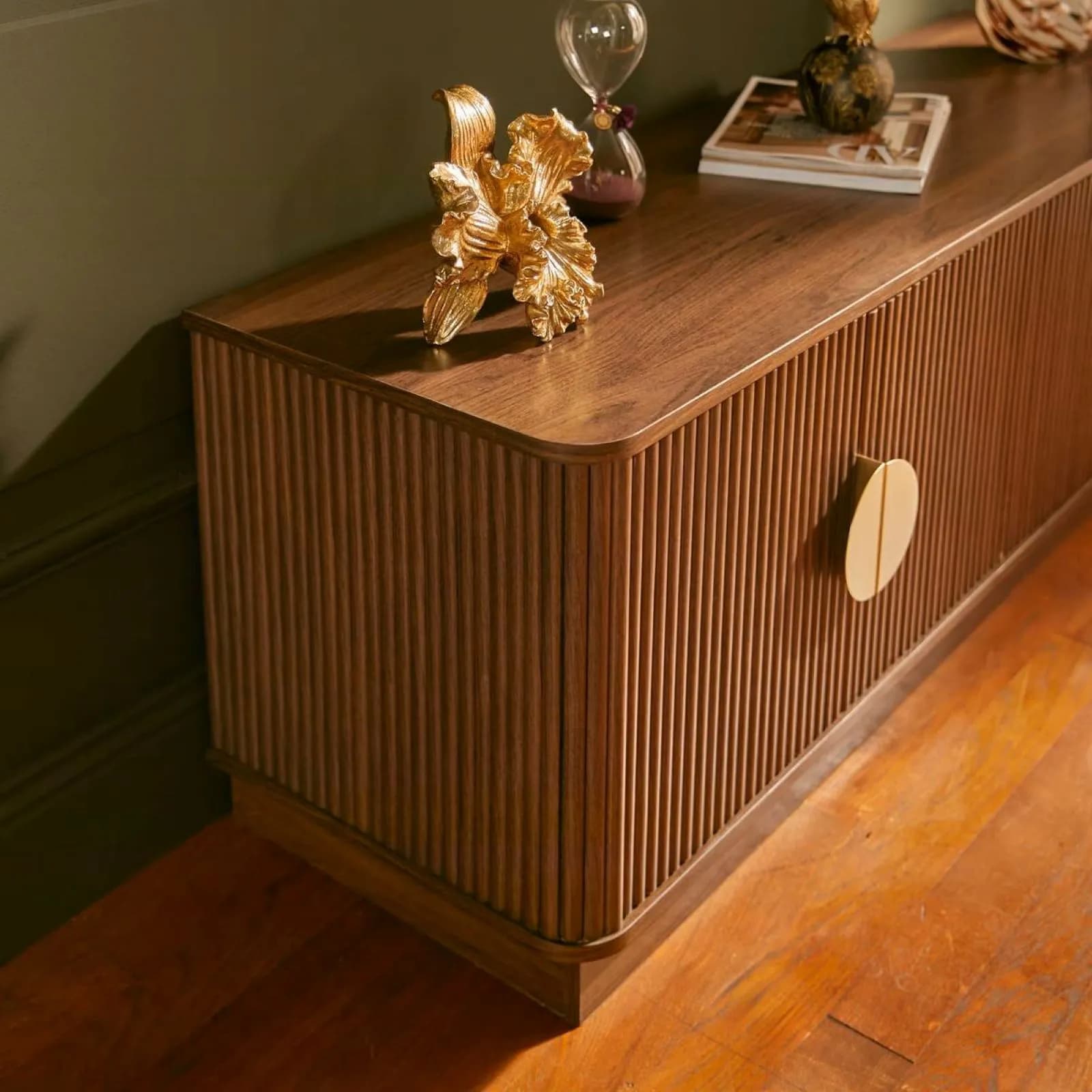 Mobile porta tv 140x48h cm in legno effetto noce cannettato e oro con 4 ante - Yuna