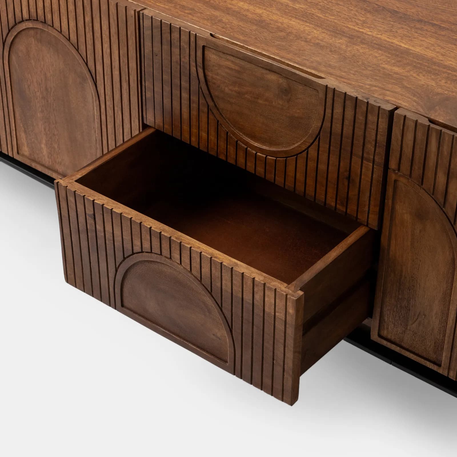 Mobile porta tv 160x55h cm in legno di mango cannettato miele con 3 ante e 2 cassetti - Mahika Round
