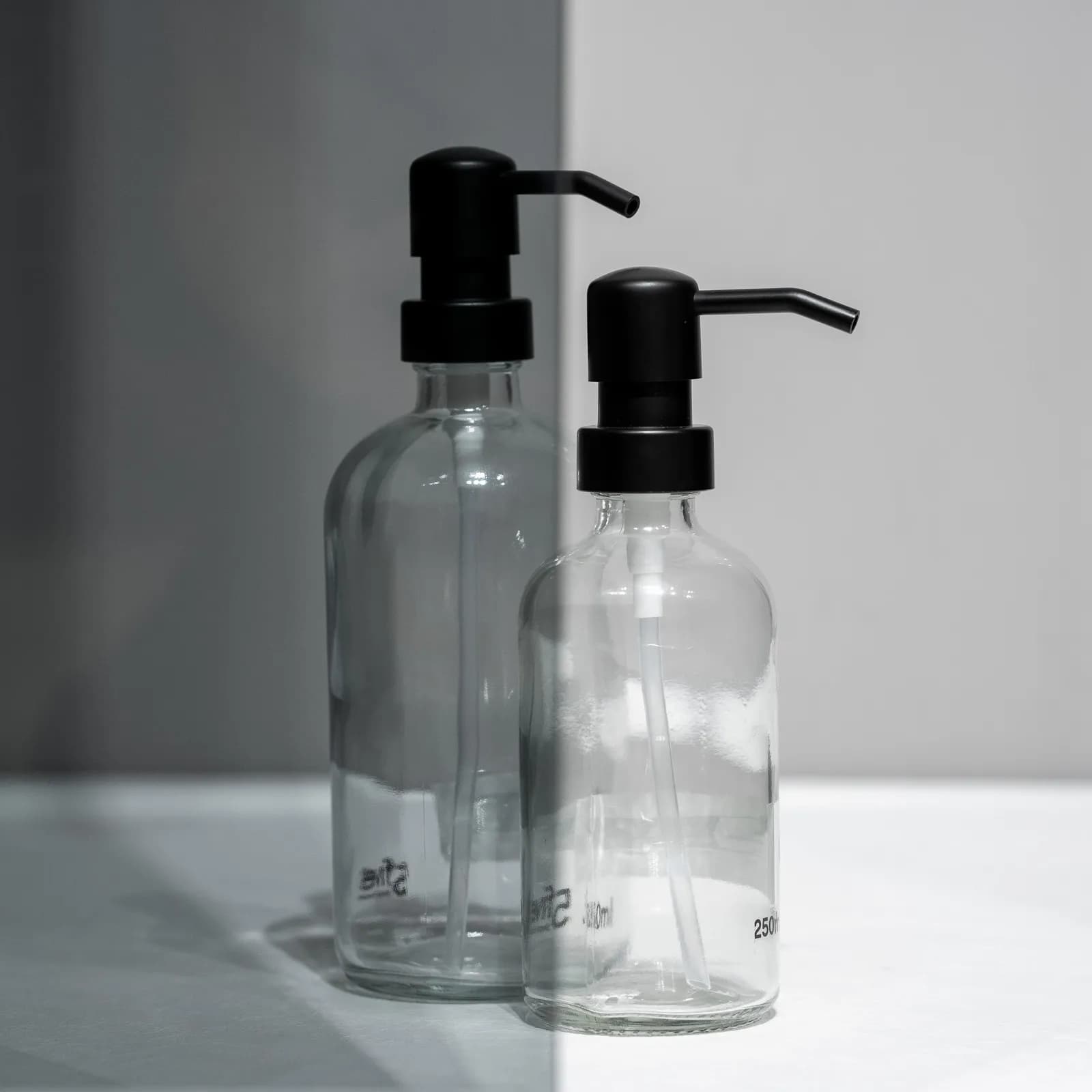Box doccia nicchia 100 scorrevole cm in vetro temperato fumé profilo nero opaco 200 h - Tessa