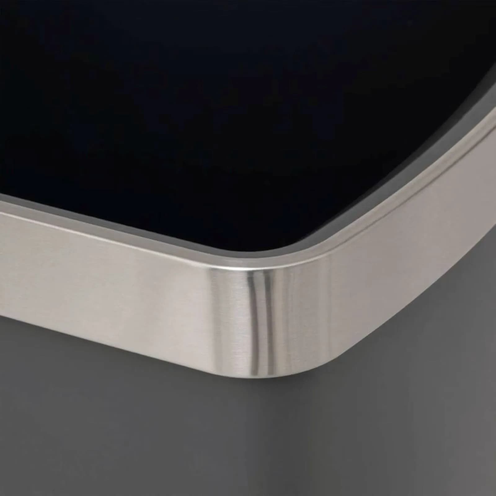 Pattumiera 45L in polipropilene grigio e acciaio inox con ruote