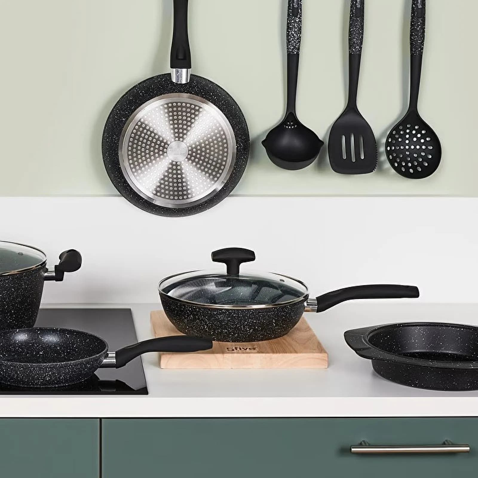 Padella antiaderente 29x18h cm in alluminio forgiato effetto pietra nero con coperchio in vetro - Yasmira