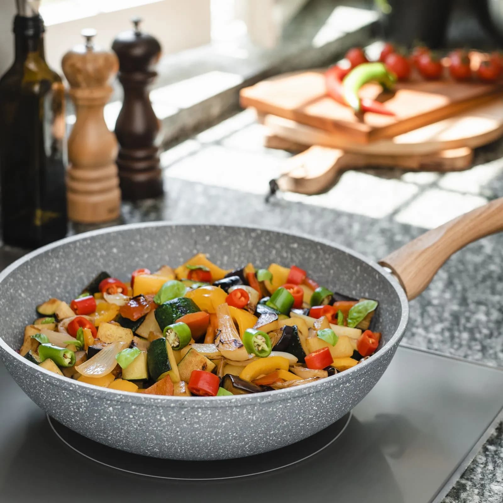 Pentola antiaderente Wok 29x11h cm in alluminio forgiato effetto pietra grigio e legno - Yasmira