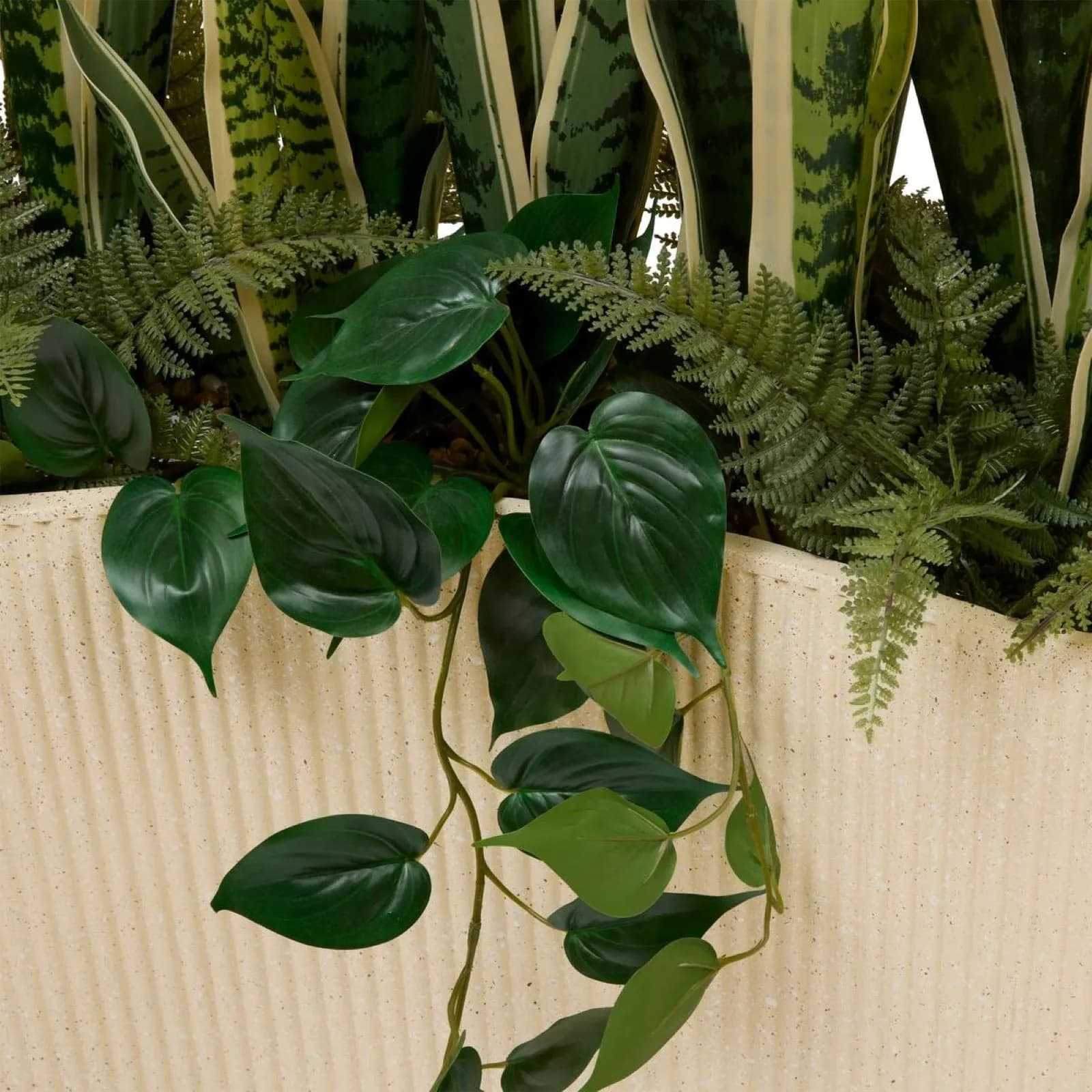 Pianta artificiale di sansevieria 80x163h cm in vaso di magnesio beige