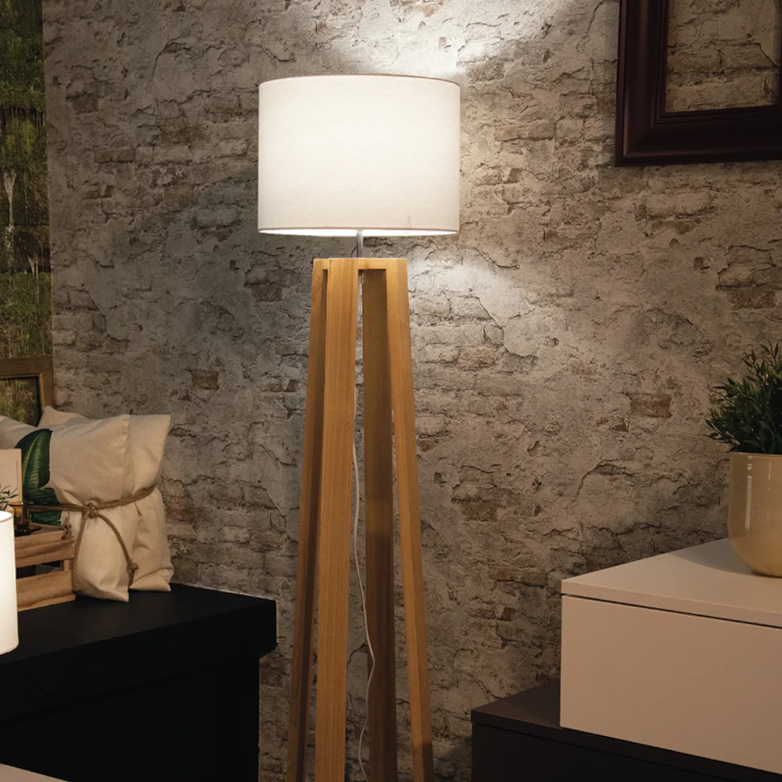 Piantana 35x165 h cm in legno naturale e paralume in tessuto