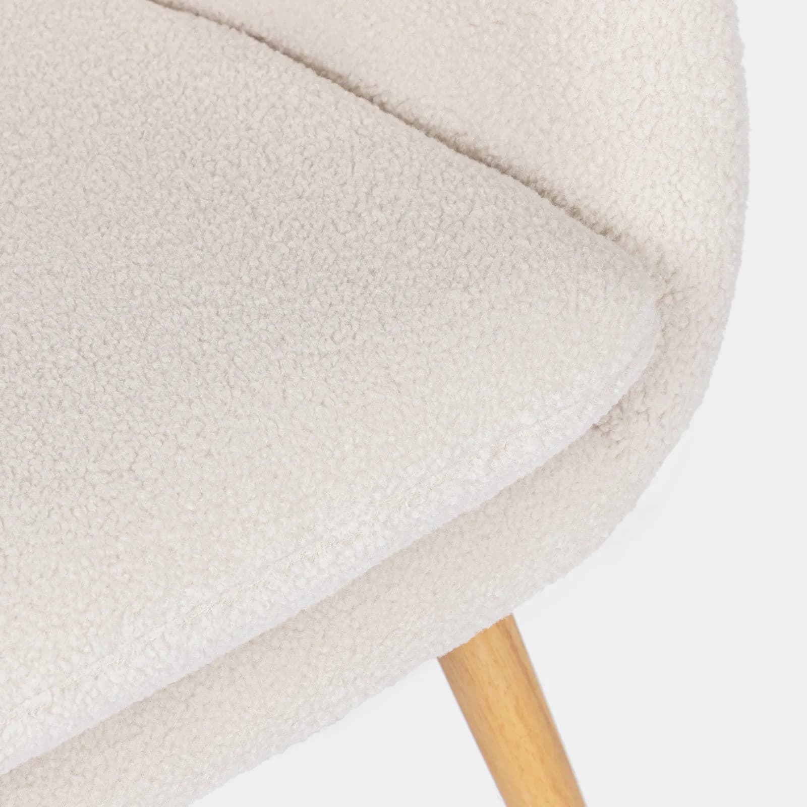 Poltrona in tessuto teddy bianco con gambe in legno - Yisa