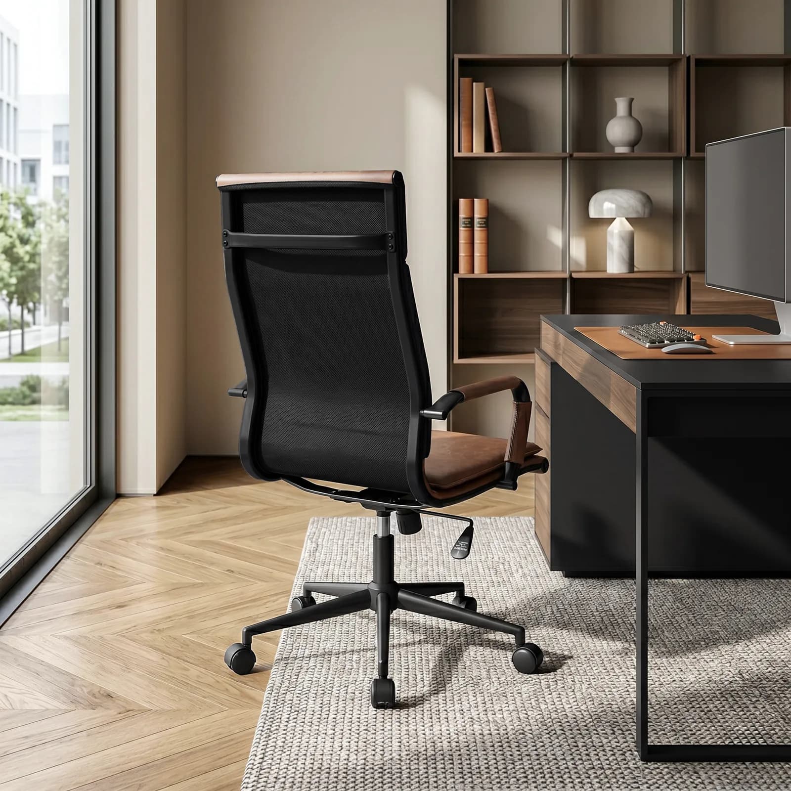 Poltrona da ufficio girevole in similpelle marrone con schienale alto e base cromo - Martin Plus