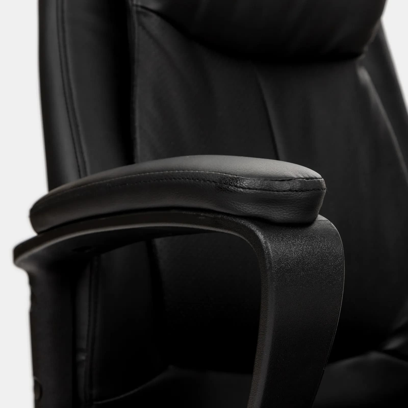 Poltrona da ufficio girevole in similpelle nera con braccioli imbottiti - Kritik