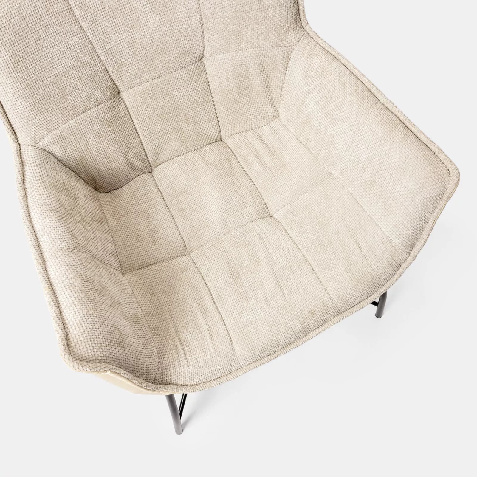 Poltrona in similpelle e tessuto ciniglia trapuntato beige con gambe in metallo nero - Candace
