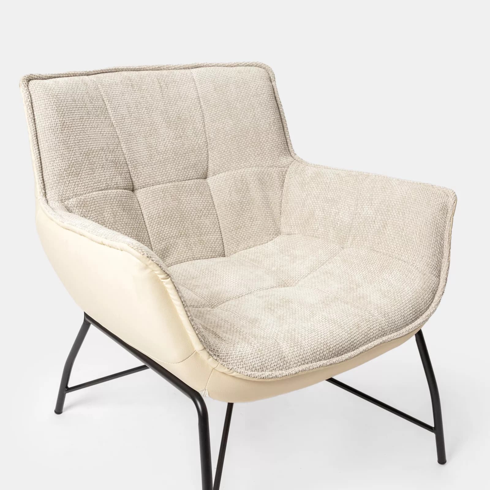 Poltrona in similpelle e tessuto ciniglia trapuntato beige con gambe in metallo nero - Candace