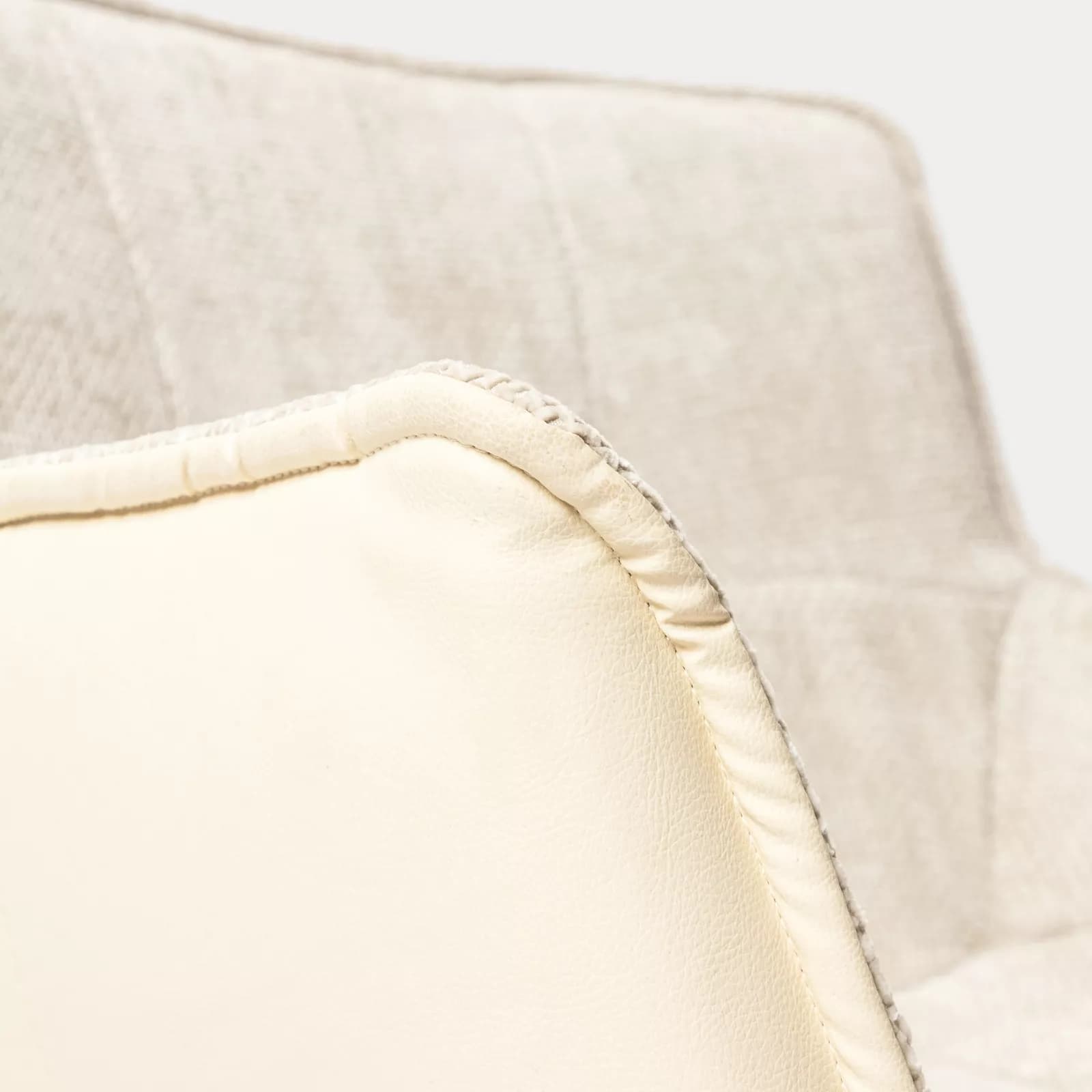 Poltrona in similpelle e tessuto ciniglia trapuntato beige con gambe in metallo nero - Candace