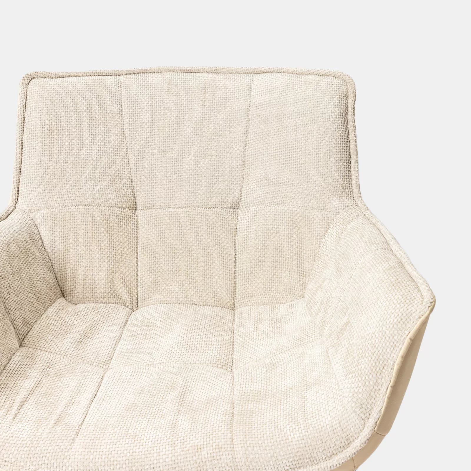 Poltrona in similpelle e tessuto ciniglia trapuntato beige con gambe in metallo nero - Candace