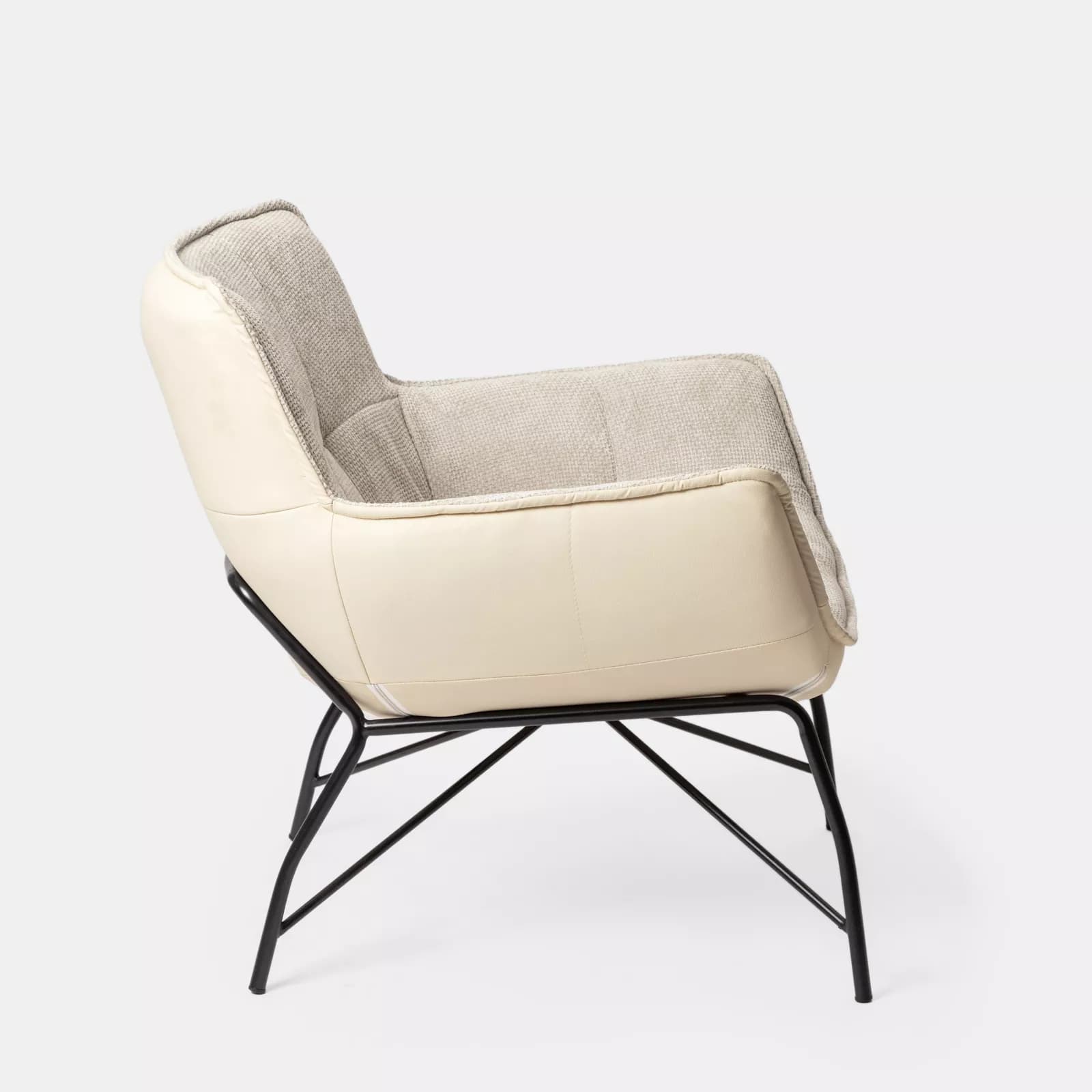 Poltrona in similpelle e tessuto ciniglia trapuntato beige con gambe in metallo nero - Candace