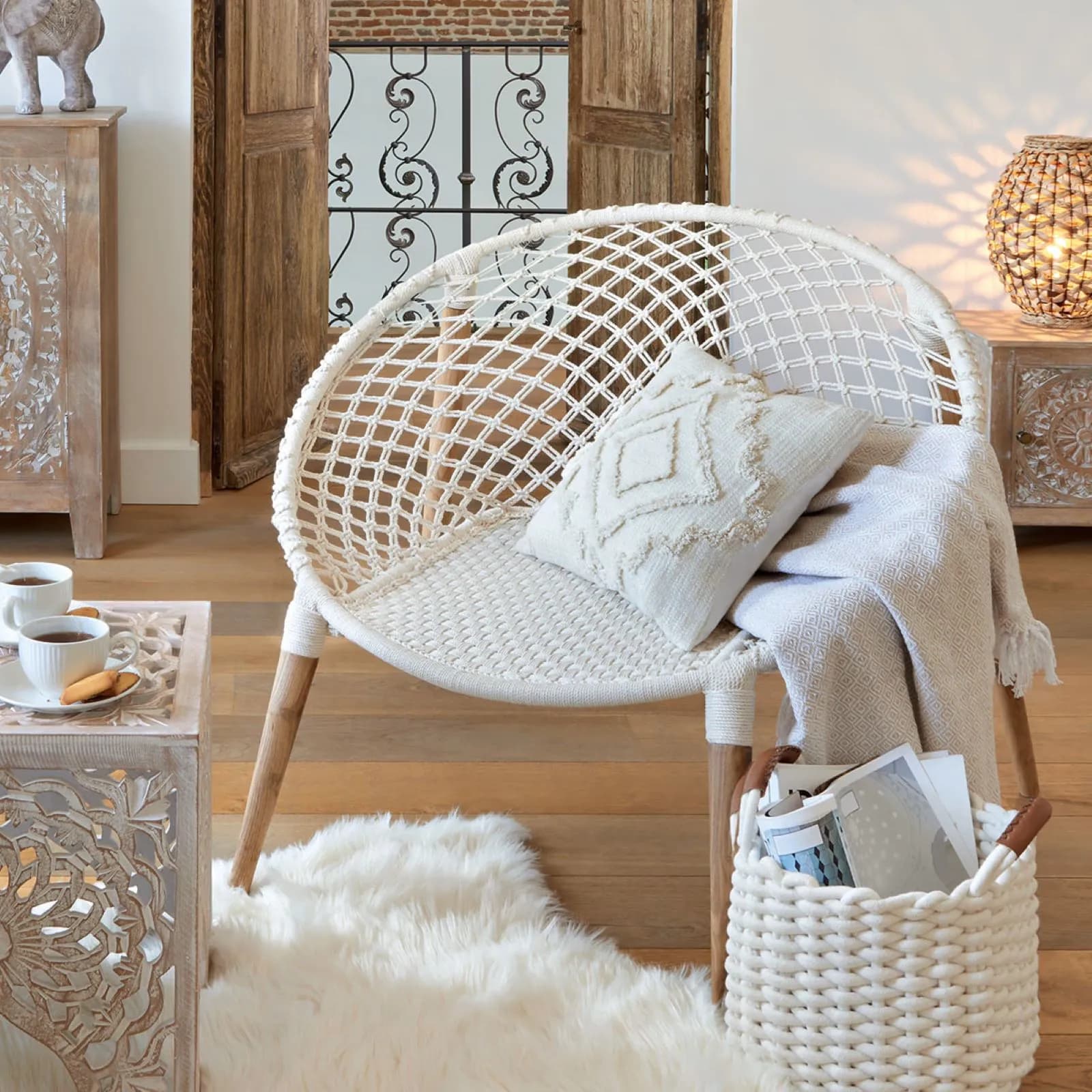Poltrona in cotone macramé bianco e legno di teak naturale - Wadi