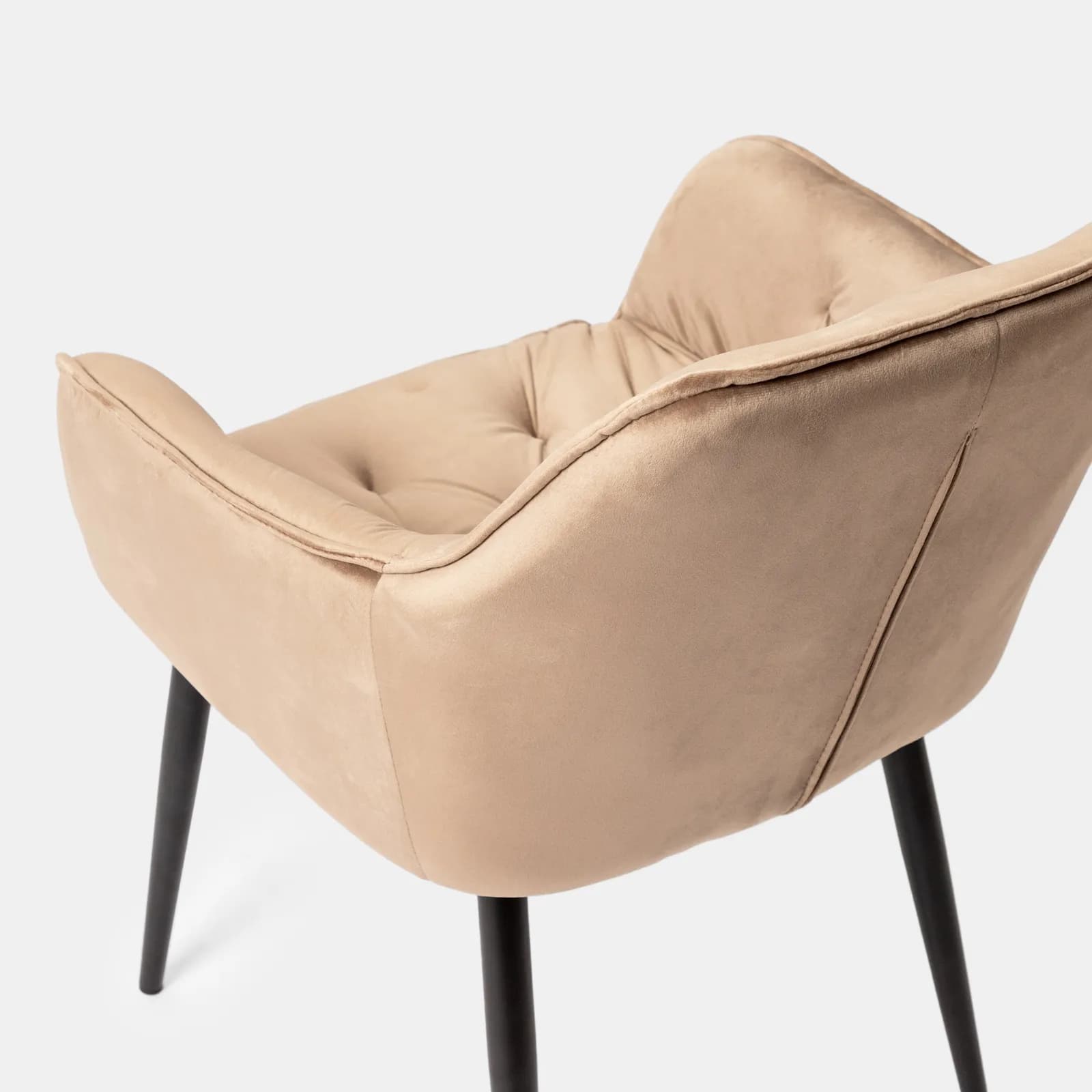 Poltrona in velluto trapuntato cappuccino con gambe in metallo nero - Sulis