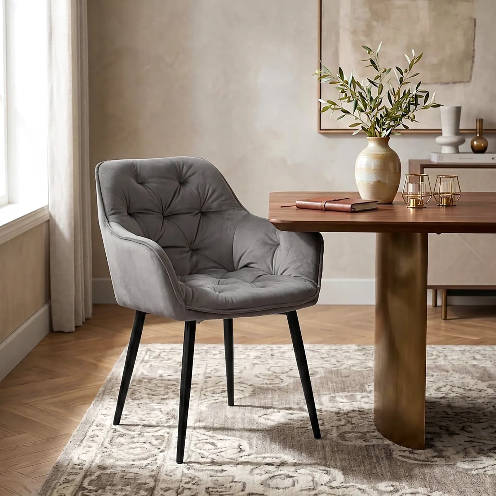 Poltrona in velluto trapuntato grigio scuro con gambe in metallo nero - Sulis